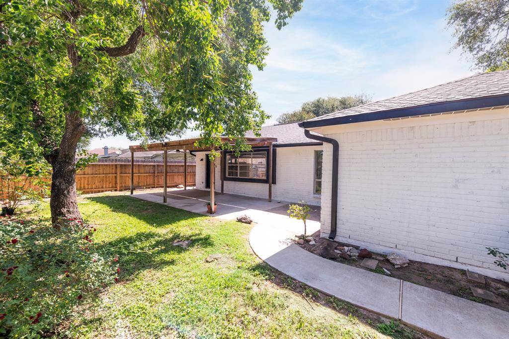 This charming backyard with a covered patio, mature trees providing shade, a well-maintained lawn, and a fenced perimeter. Ideal for outdoor relaxation and entertaining.