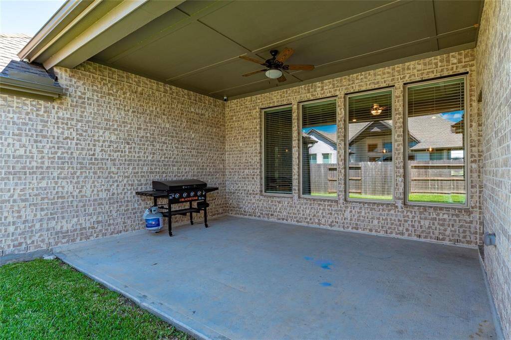 Huge covered back patio with ceiling.