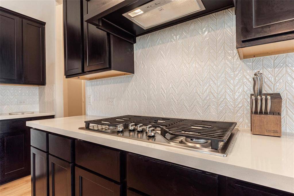 Designer backsplash and 5 burner gas cooktop.