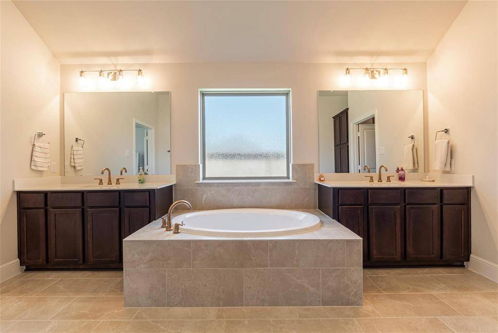 Another view of the dual vanities and soaking tub.