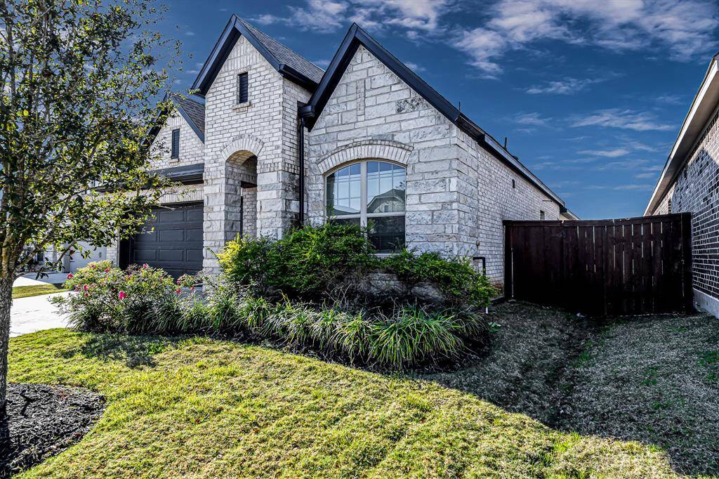 This 3 bedroom 2 bathroom home has a wonderful layout and includes a home office and HUGE backyard!