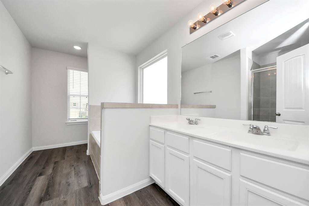 Primary bedroom bathroom