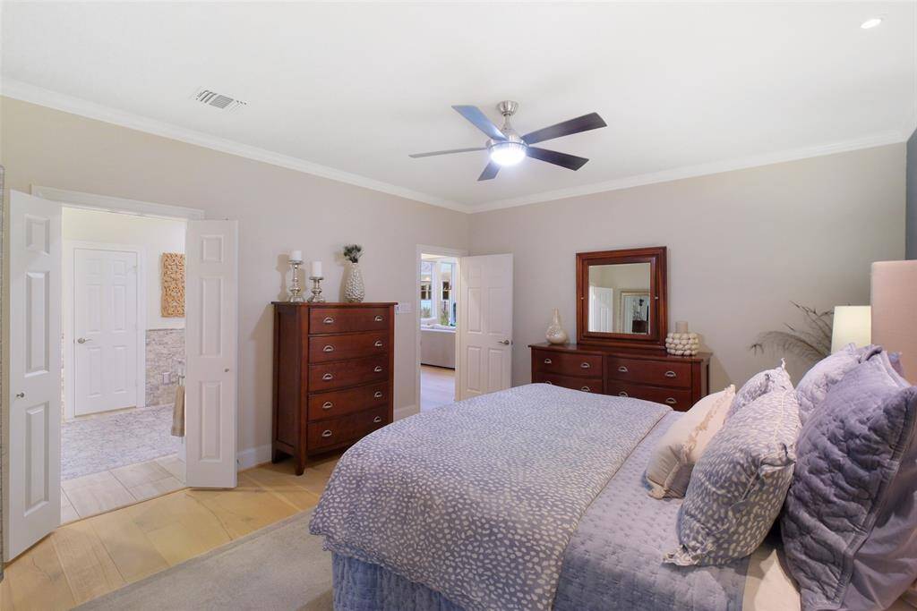 As expected, the Primary Bedroom is serviced by it's well-appointed En Suite Bathroom.