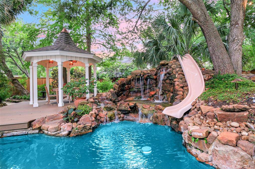 Worth a close-up! This resort style scene is simply enchanting!