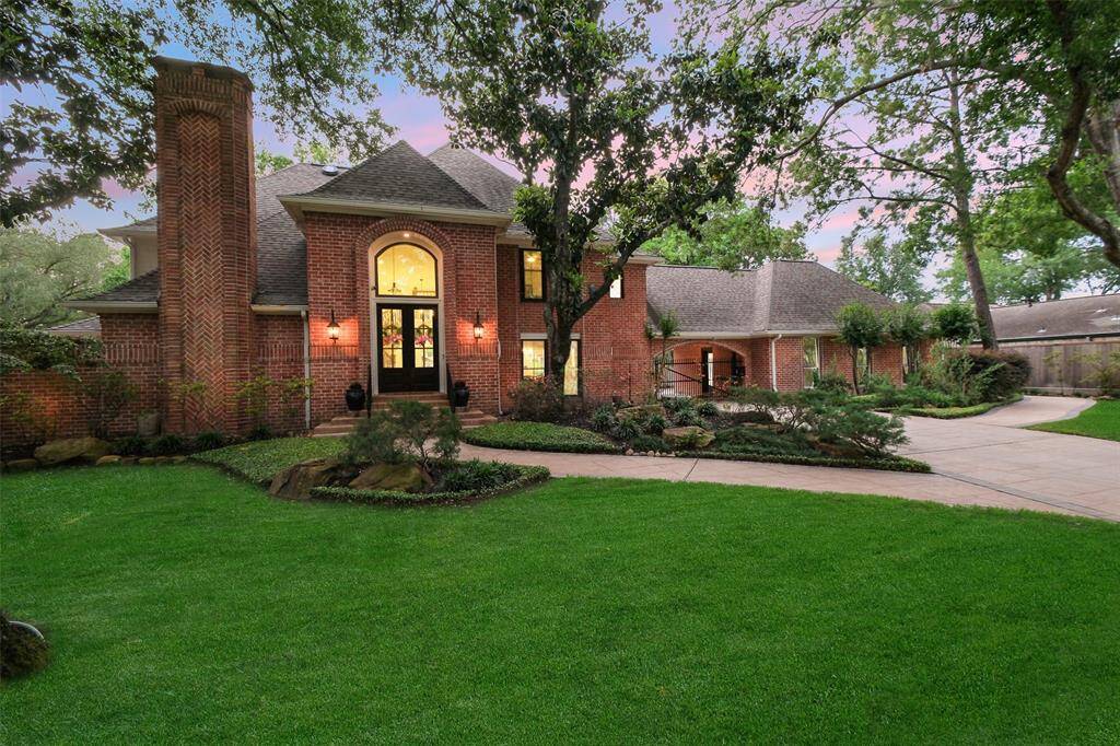 The magic of Twilight around 513 RANCHO BAUER can make you wish this wonderful home was your home. Call your agent and make it happen!