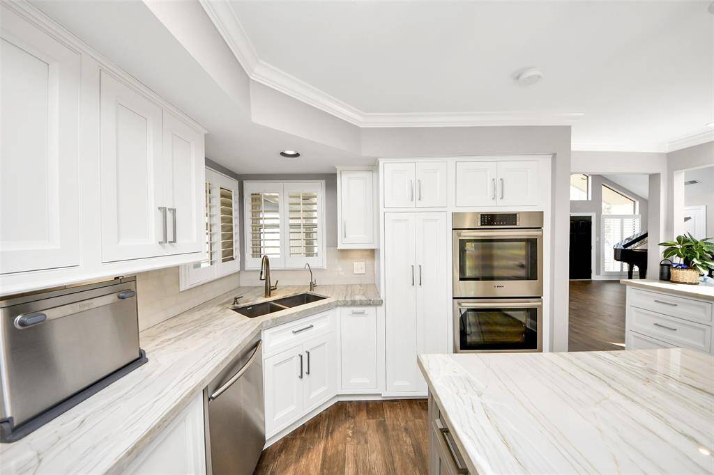 Bosch double-oven and soft-closed cabinetry and drawers are ideal for a chef.