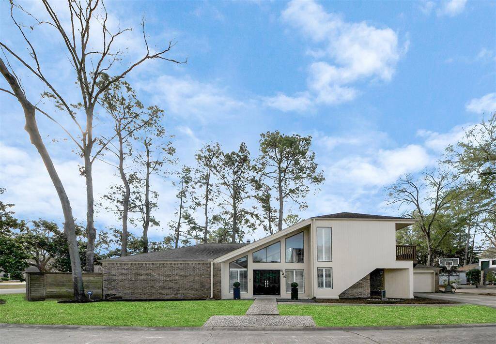 525 Rancho Bauer is a stunning home on a private lot in a quiet cul-de-sac.