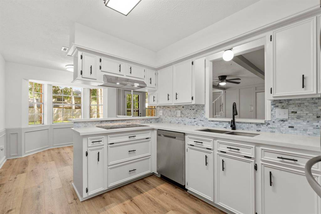 This light and bright kitchen has so much storage! The pot/pan drawers under the cooktop are fantastic!