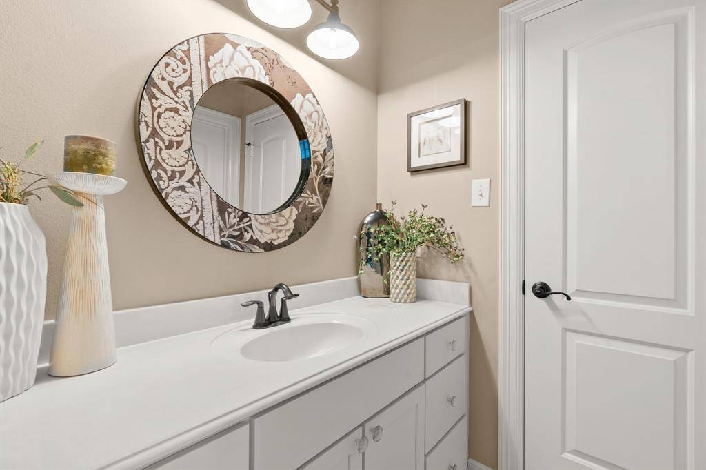 There is a Hollywood bath for the previous two bedrooms...