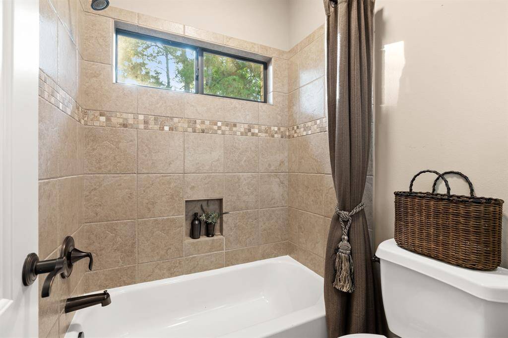 This is the wet area of the Hollywood bath.