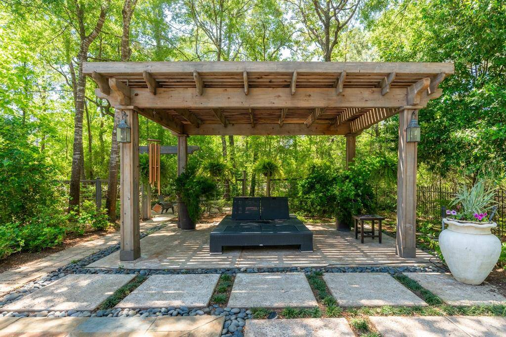 Perfect spot to lounge or perhaps you would dinner al fresco!  So many choices!