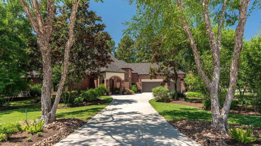 Look at this clubhouse with a pool, lake access and sport courts!