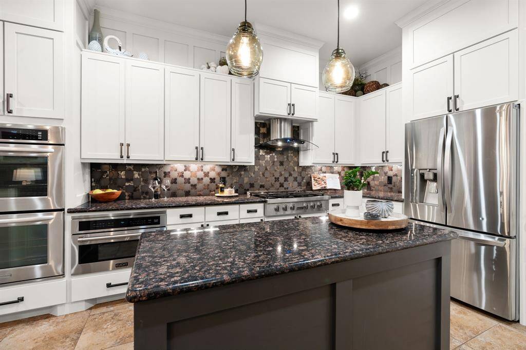 Double ovens, microwave and 6 burner gas cooktop!  All the chef needs!