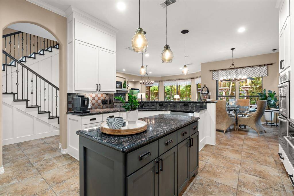 The kitchen is open to the family room allowing these 2 spaces to blend....