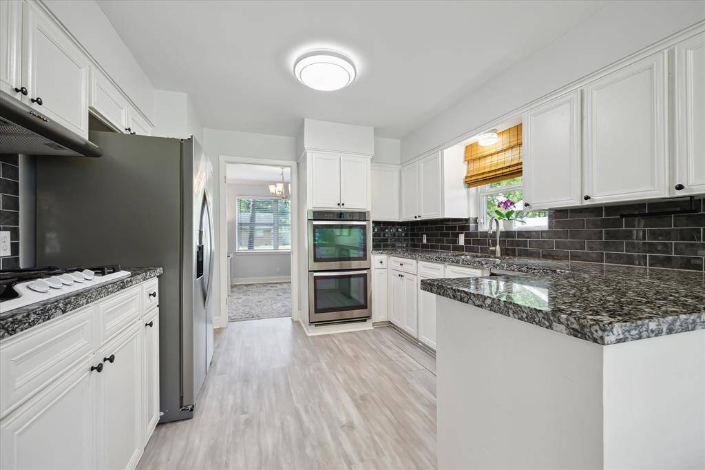 Everything is just a step away in the kitchen, from 5 spot cooktop and overhead vent, to stainless steel refrigerator/freezer to double ovens and sink.