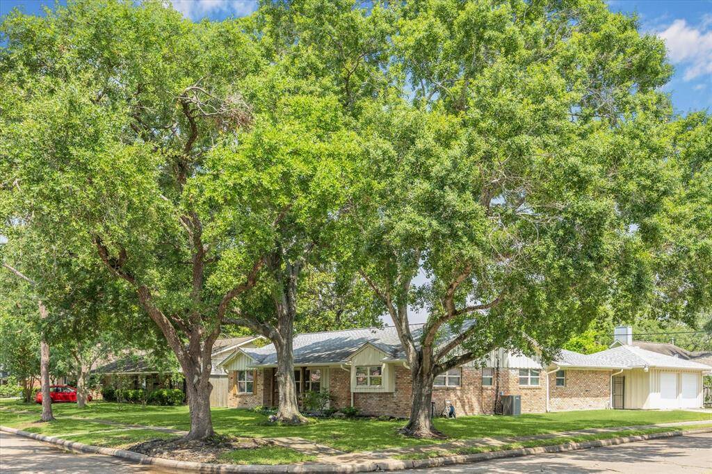 Beautifully shaded corner lot at Indigo and Braesmont.