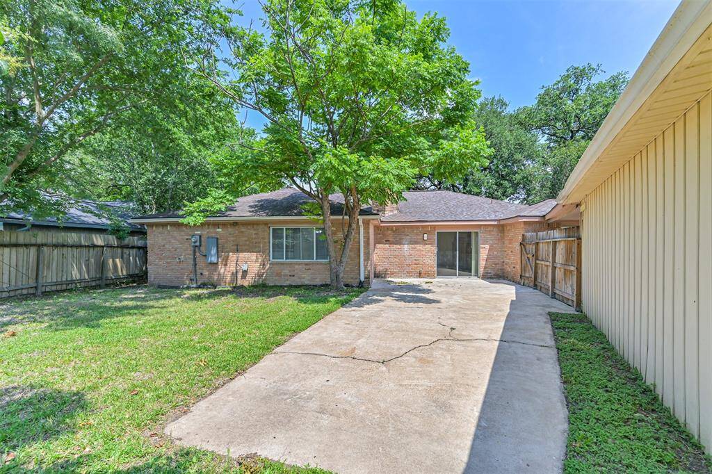 Large patio slab in back is big enough for entertaining all the family!