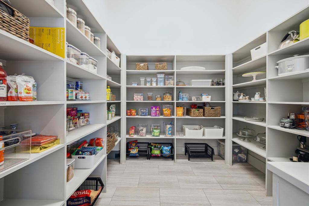 Spacious butler’s pantry