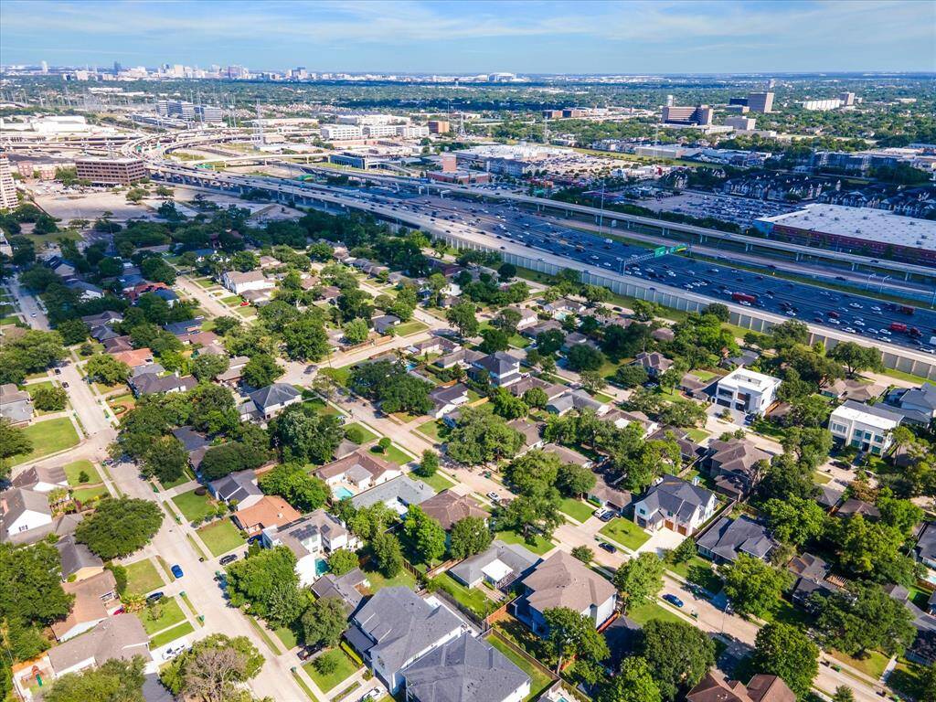The home is also minutes away from major freeways such as 59, 610, and the westpark tollway.