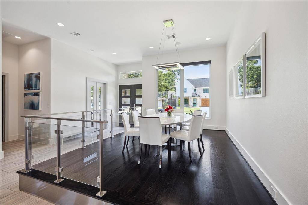 Expansive Dining Area