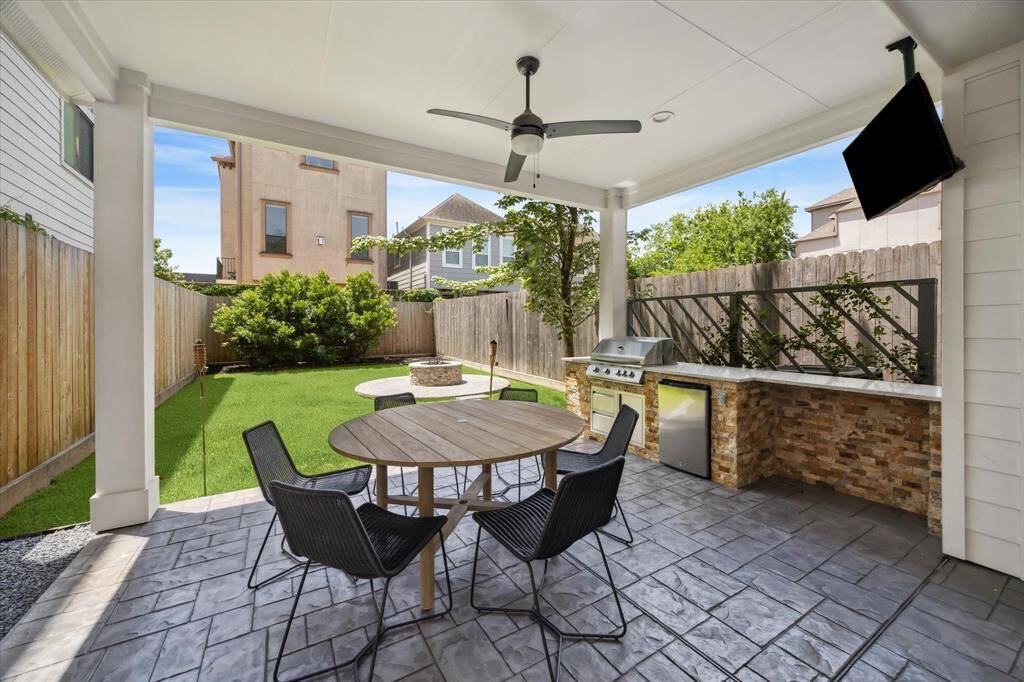 A rare find in the Cottage Grove area, a large patio with a full outdoor kitchen, ample yard space as well as a fire pit.  Perfect for hosting friends and enjoying outdoor living in Houston.