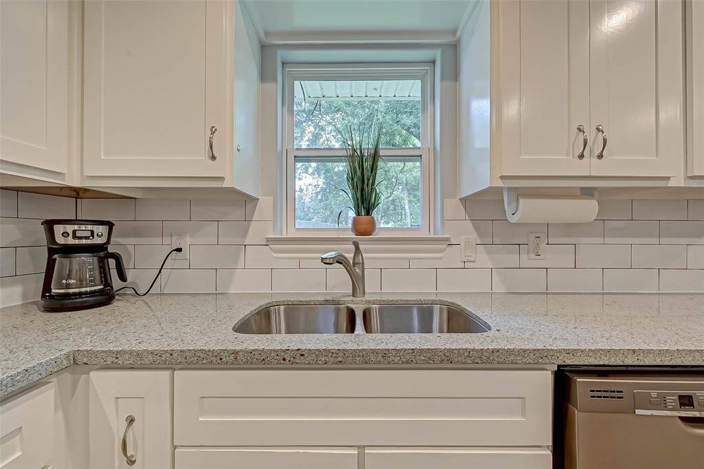 This Kitchen has natural light with the window as you wash dishes!!
