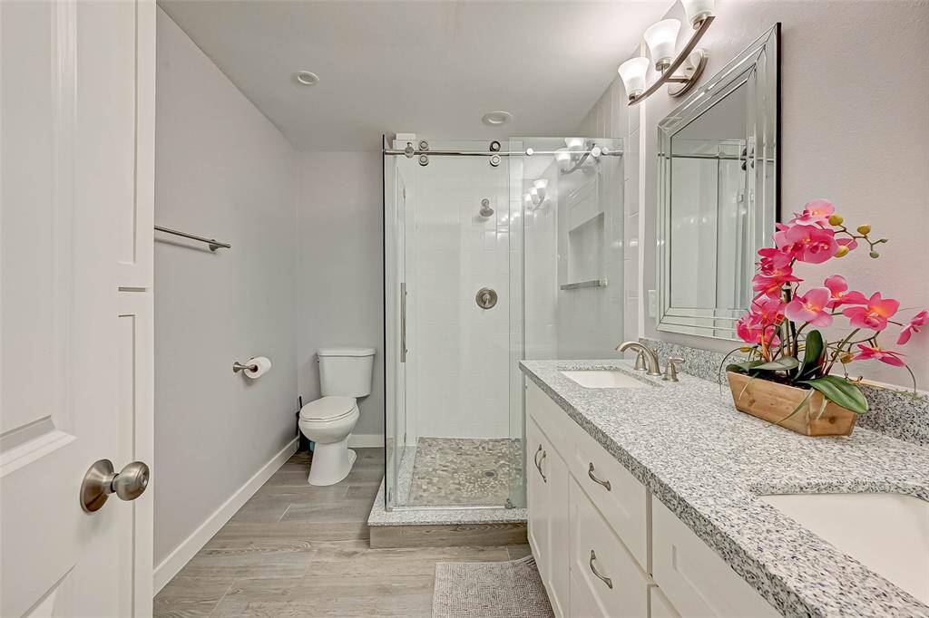 This primary suite Bathroom! Love it!!