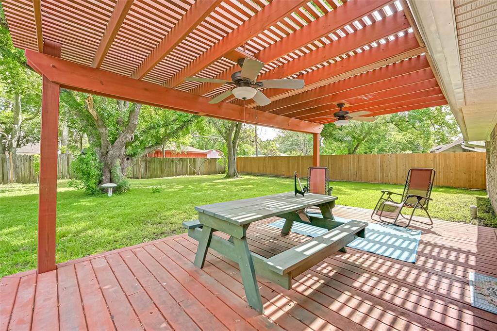 Enjoy the outdoors in this spacious backyard!