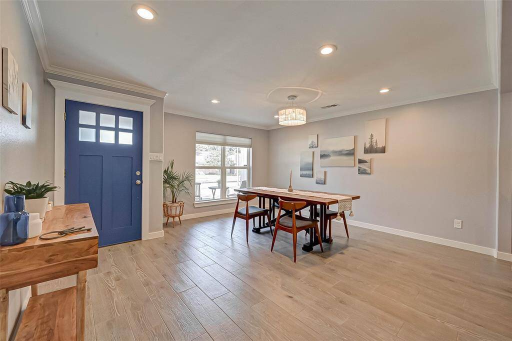 Make memories gathered around the table with your family and friends! This dinning roomfeatures nice fixtures and large window facing the front and tile flooring is throughout the home.floors!