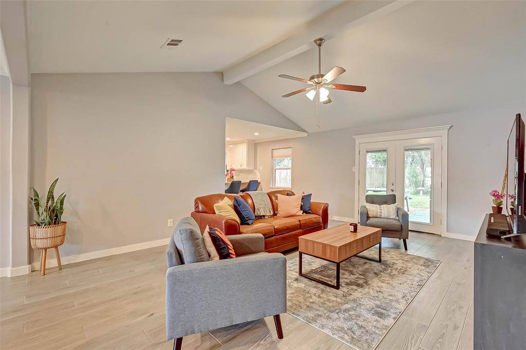Living Room light and bright spacious living room is the perfect layout for entertaining or just relaxing!