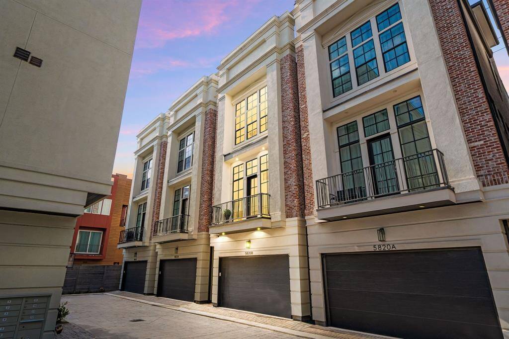 Unit has a spacious garage, set in a clean, paved alleyway. Ideal for urban living!