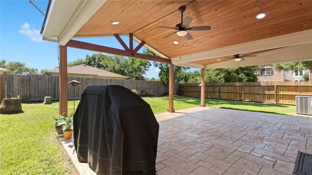 Nice covered patio.