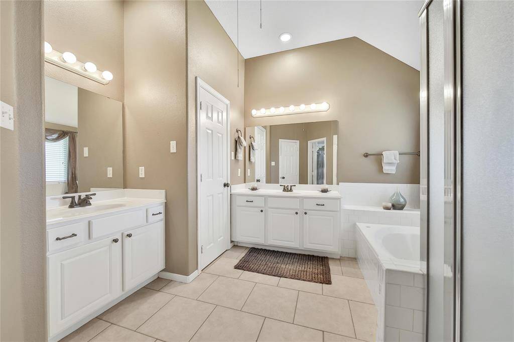 Primary ensuite bath, tall ceilings, walk-in closet and jacuzzi tub!