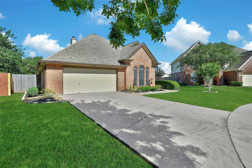 Updated landscape in front and backyards, 61 Chicory Court rest on a culdsac street !