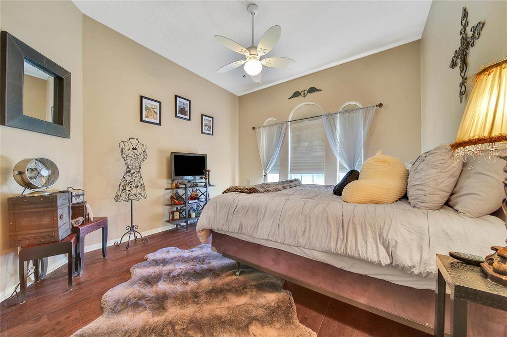 Bedroom 4 also provides a cozy spot for restful days and nights !
