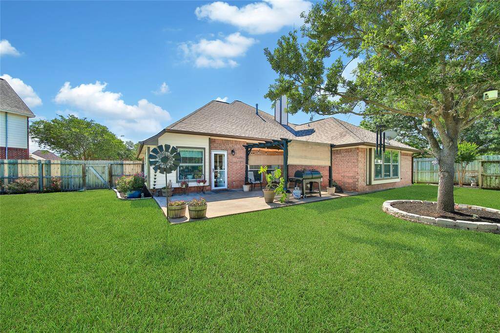 Plenty of green space to design your backyard oasis!