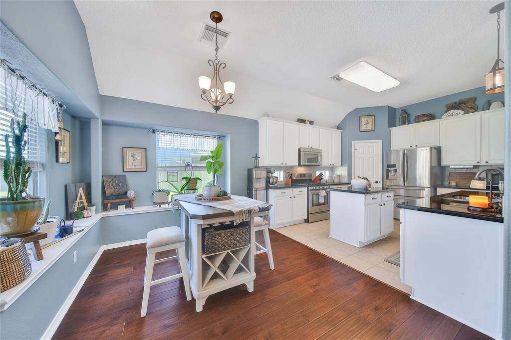Who's ready to keep the Chef company! this space is gorgeous and so welcoming!