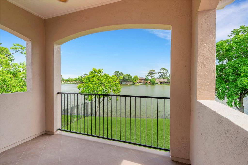From the balcony you can view the entire lake!