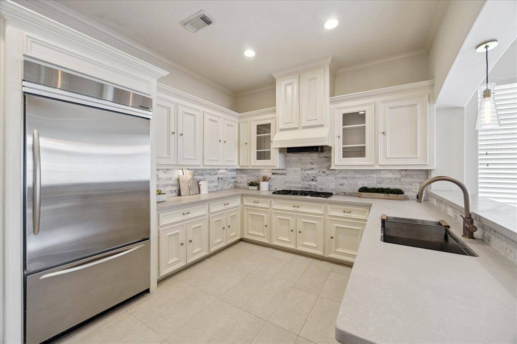 Appliances will remain with home. Large walk-in pantry not pictured.