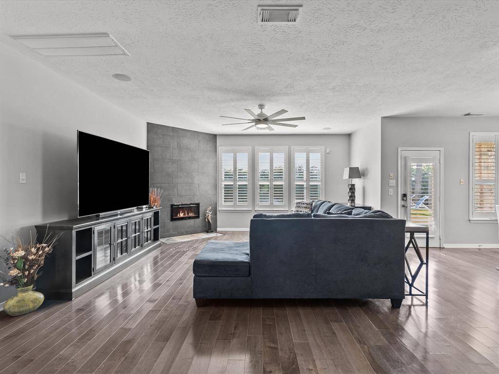 Spacious living room with fireplace