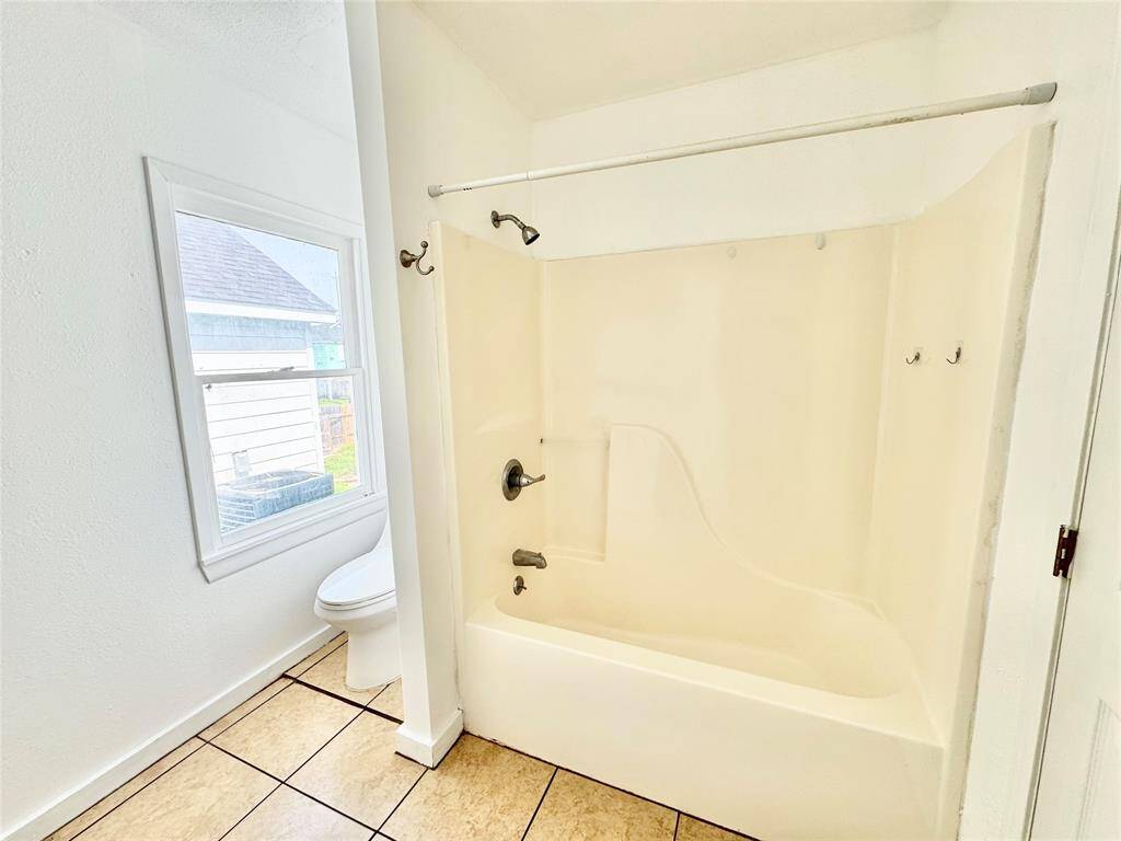 Tub/Shower Combo in Bathroom