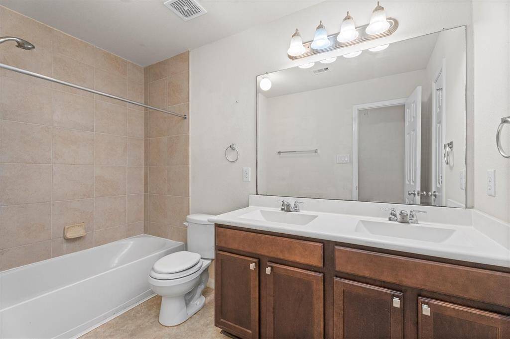 2nd Bath even has double sinks which is great when more than one trying to get ready!