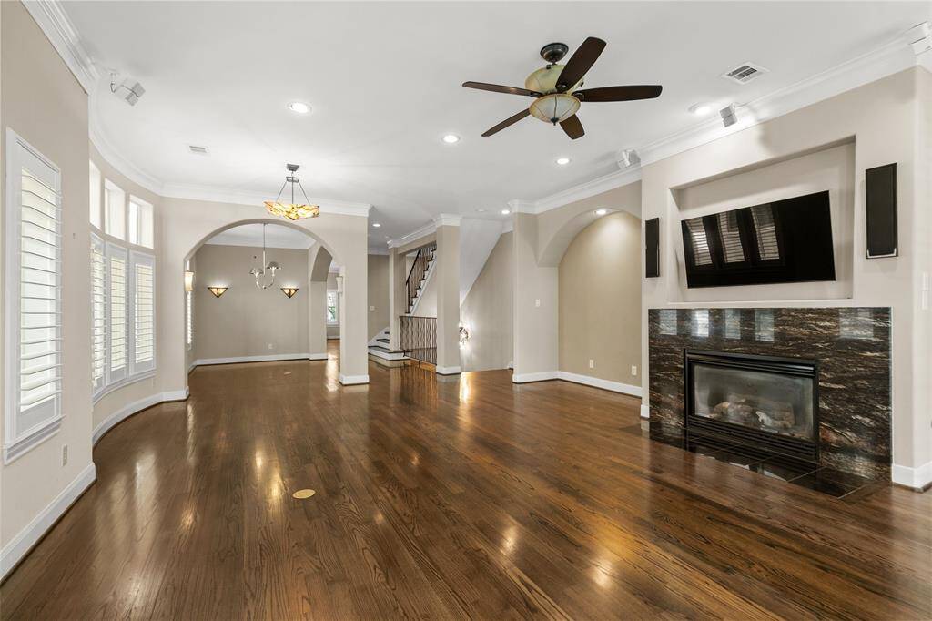 Surround sound ready w/TV staying with home