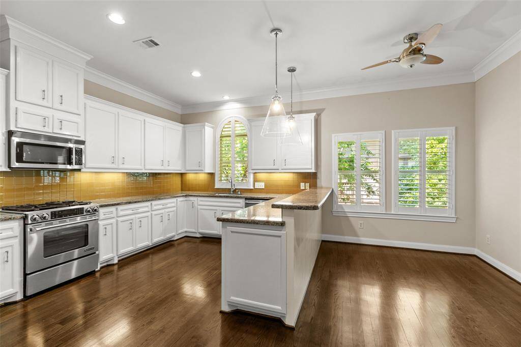 Spacious Kitchen and Breakfast area