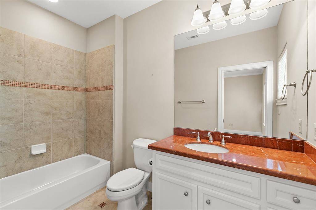 Secondary en-suite bathroom