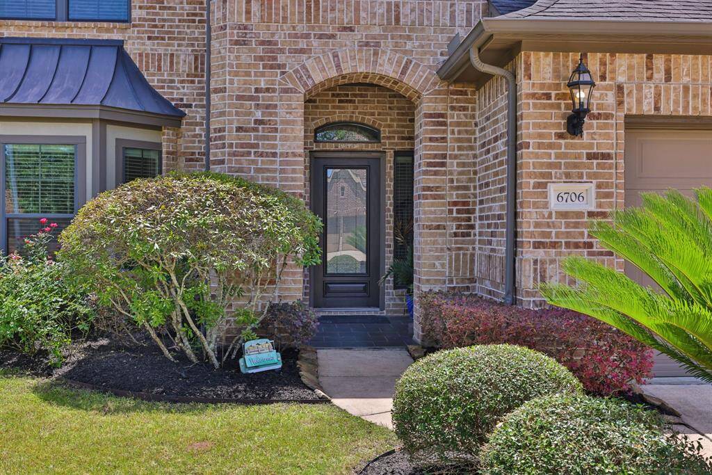 Impressive covered entryway with rain glass front door for extra privacy