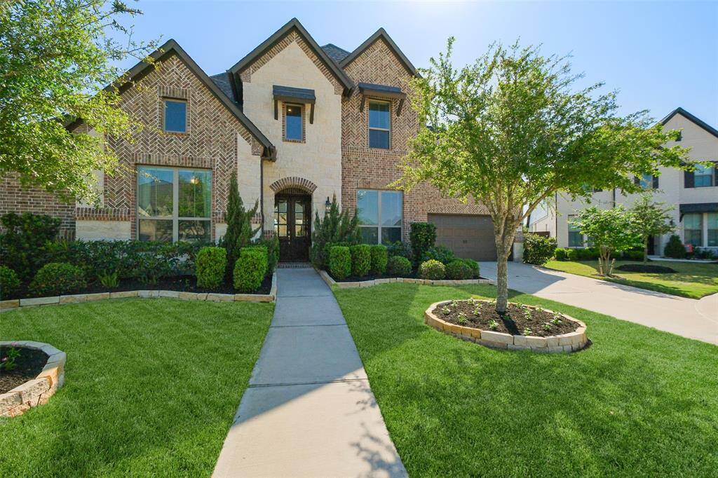 Curb Appeal with a long driveway and on a culdesac!