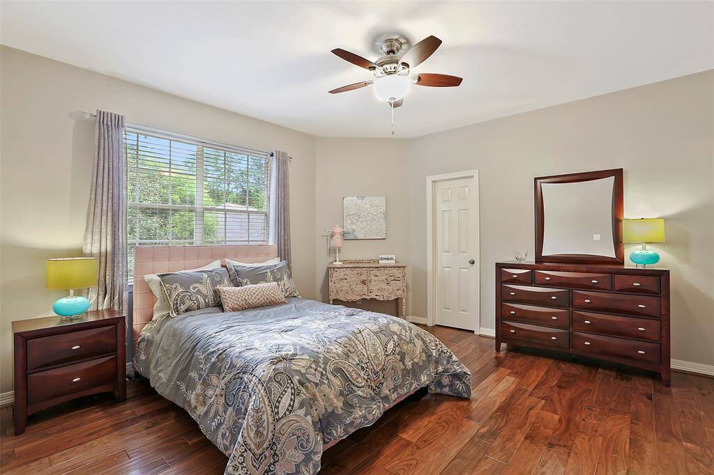 Another large secondary bedroom, with an en suite bathroom.
