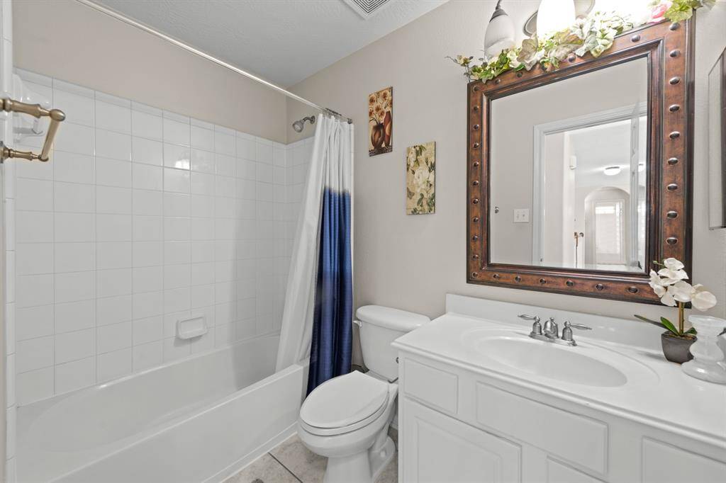 Guest Bathroom #1 (upstairs)