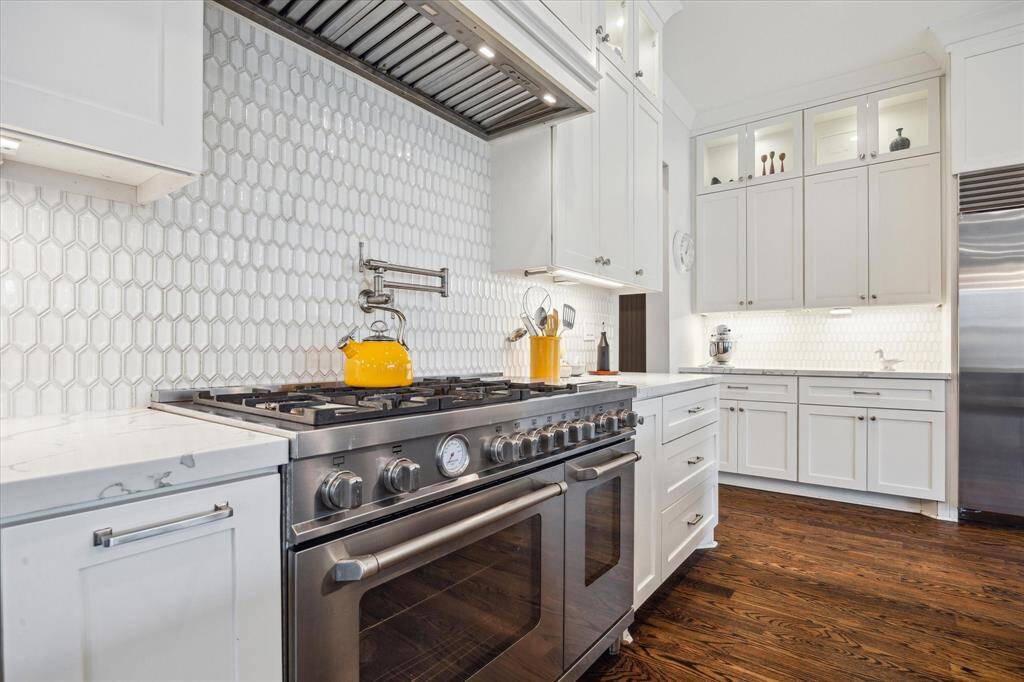 With its professional-grade Bertazzoni double oven and generous layout, this kitchen invites everything from lively dinner parties to quiet family meals at home.